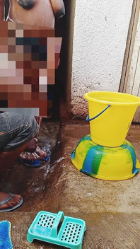 Mandi teman wanita hamil saya di luar, sudut pandangan persekitaran yang kotor