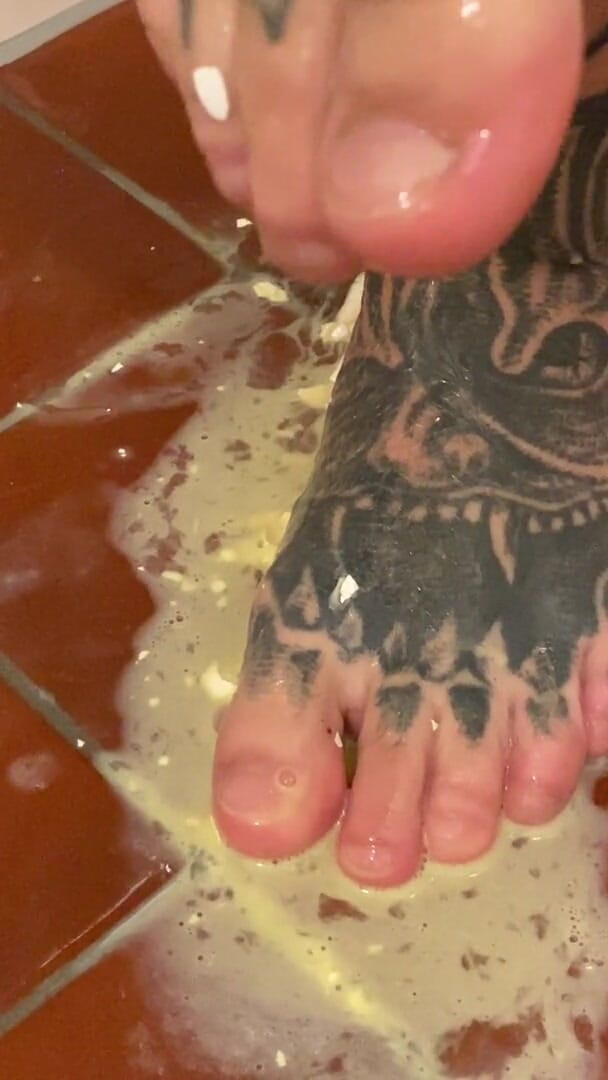 VikingsFeet: Feet Vs. Raw Egg