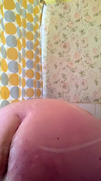 Bbwbootyfulシャワーで私の体を石鹸で洗う
