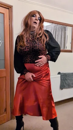 Falda satinada y medias