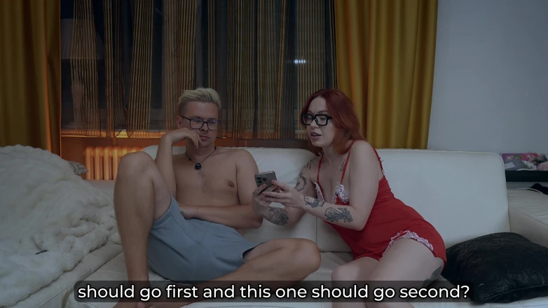 Toma Mur: Step Mom Shares Couch with Step Son - Massage Ends in...