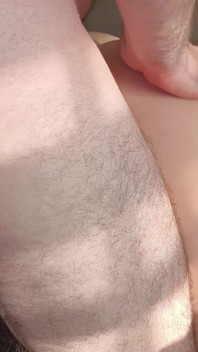 Bisexuální domácí sex s manželkou. Dvojité dildo. Manželka holí manžela. Celá scéna. díl 30021