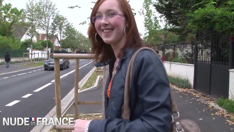 La France a Poil: Bastante joven y pequeña zorra de lectura de tetas follada...