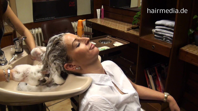 Hairsalon: MILF Nicole Salon membasuh rambut