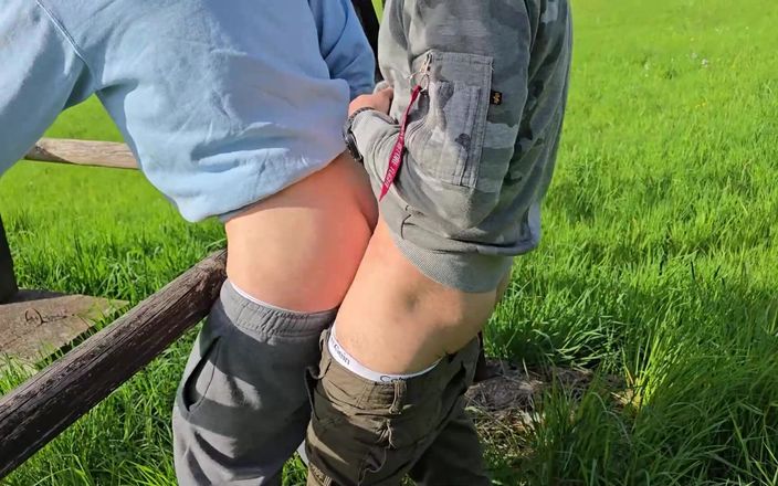 boyzxy212: Ragazzi gay scopano accanto alla tribuna di caccia senza protezioni