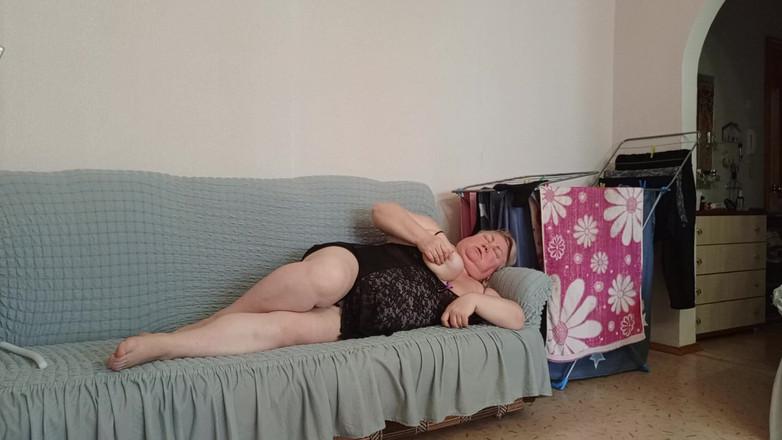 Zona901: Kayınvalide kamera önünde mallarını göstermeyi seviyor