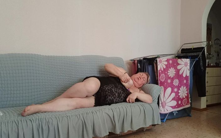 Zona901: Schoonmoeder pronkt graag met haar bezittingen voor de camera