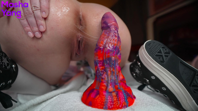 Mashayang: Primera vez probando mi nuevo consolador dragón en el culo