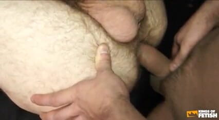 Gay Diaries: Lelaki dengan cermin mata dan topi dikongkek pantat berbulunya oleh...