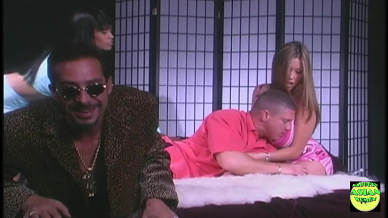 Naughty Asian Women: Vyzvednutí umělec ukazuje, jak uspokojuje dvě prsaté asijské holky v...