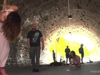 Public Disgrace by Kink: Newbie Penelope je suspendována, zbičována a ošukána