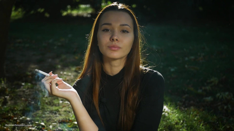 Russian Smokers: Awek Cantik Rusia yang menggodakan merokok dengan rokok di luar