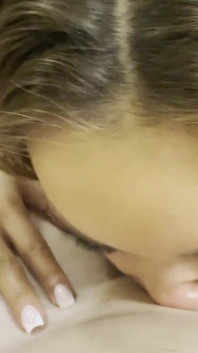 Monika Fox fickt mit einem Fan in alle Löcher, dehnt ihren arsch mit Faust & ButtPlug, trinkt pisse mit Squirting