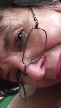 Старі трахають ляльок - старий ведмідь Павел Тер'єр трахає свій новий різдвяний подарунок молодій дівчині