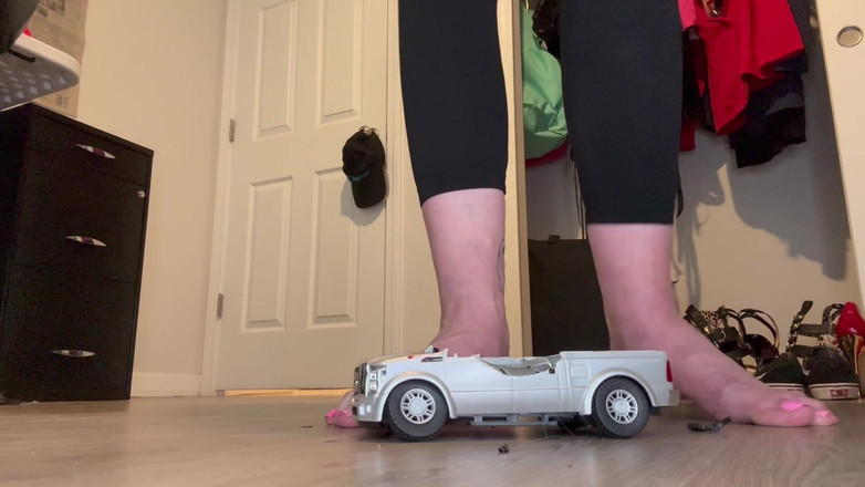 Peppermint Giantess: 16 feet büyüklüğünde Truck Crush