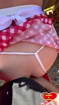 Sexy Gingham-meisje wordt geneukt en krijgt buitenshuis een creampie op de boerderij, deel 1