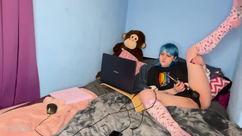 Alice Bean: Sleduji, jak tvoje přítelkyně masturbuje