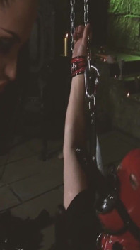 Fetischflickor scen-3_brunette i latex underkläder har en dildo och hennes bundna väns kuk