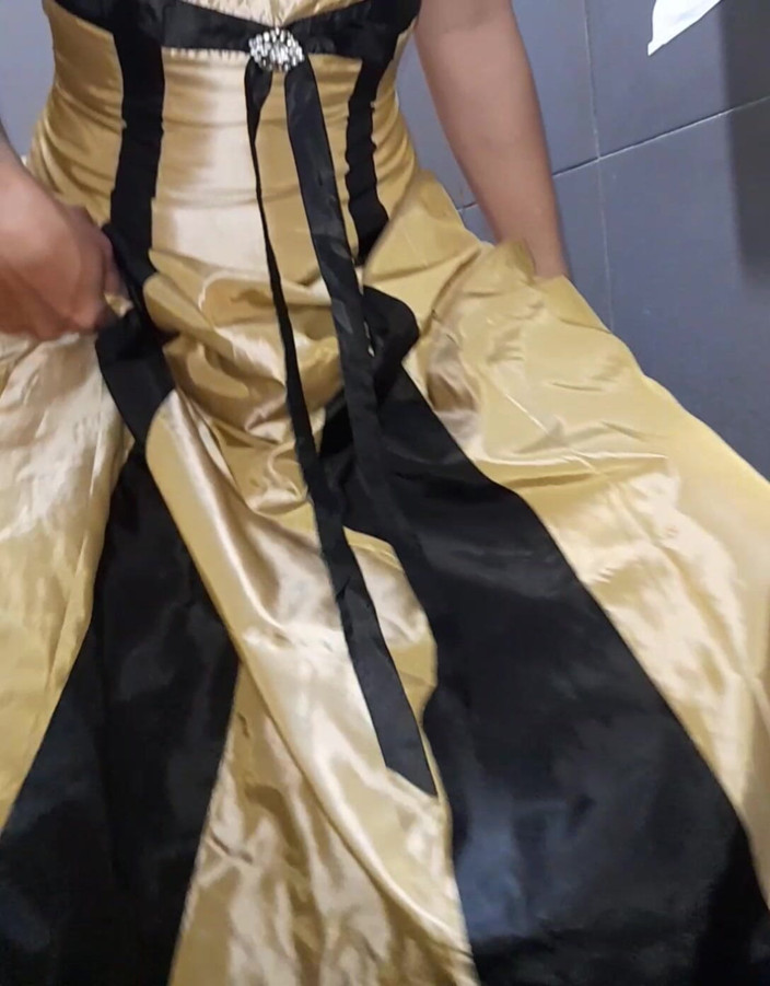 Naomisinka: Goldsatin, seidenkleid, langes kleid, masturbation am abendkleid