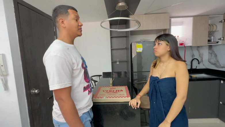 Saraymike: I Fuck the Pizza Delivery Guy to Avoid Paying for...