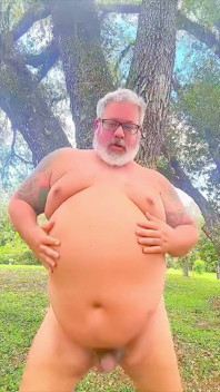 자신의 구멍을 보여주는 광야에서 벌거 벗은 댄스 곰