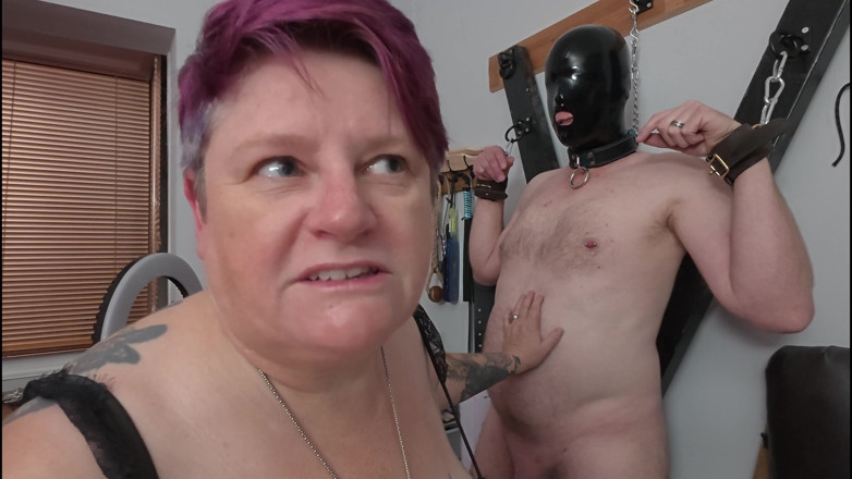 The Izars: Locktober uklízí pro jeho klec cudnosti