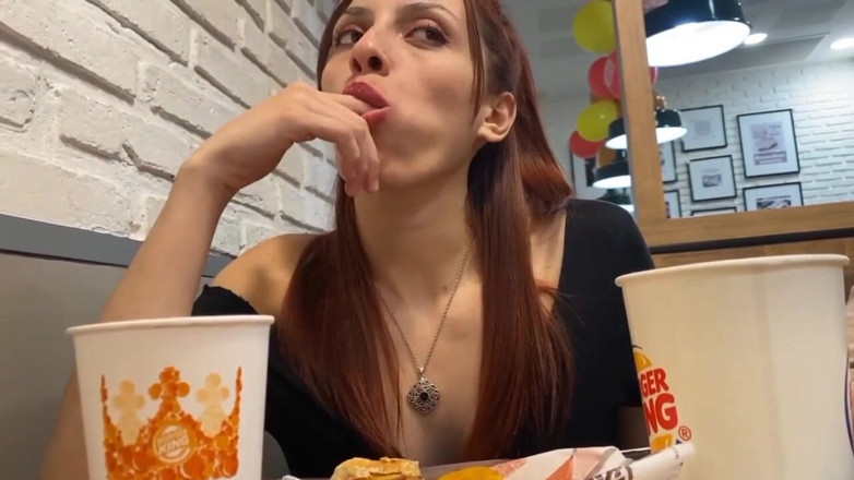 Lynn Scream: Publicl мінет і трах у ванній кімнаті Burguer King + ексгібіціонізм на вулиці!