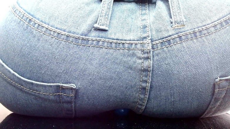 Maeling: denim jins aur gand men raunda gaya