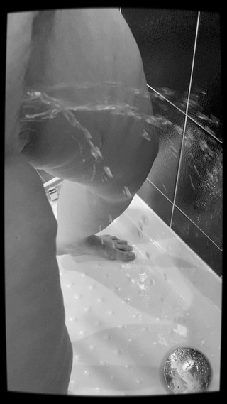 VikkiGeorgia: Orinar en la ducha