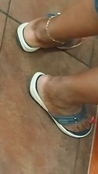 Los pies apestosas calientes y las uñas largas después del trabajo de la enfermera Jasmine Doe después del trabajo