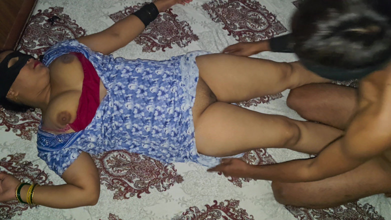 bisex321: Kocasının arkadaşı karısının büyük göğüslerine sperm yağdırıyor