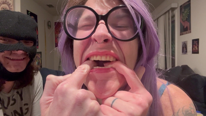 Peppermint Giantess: 67 dev kadının uzun parmak ısırığı