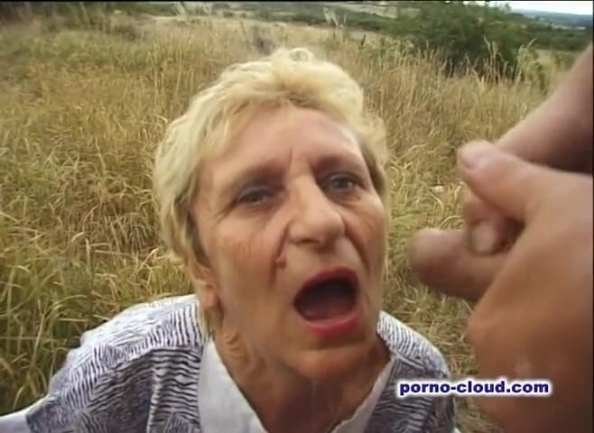 Porno Cloud: Бабуся і дівчата в оргії на відкритому повітрі