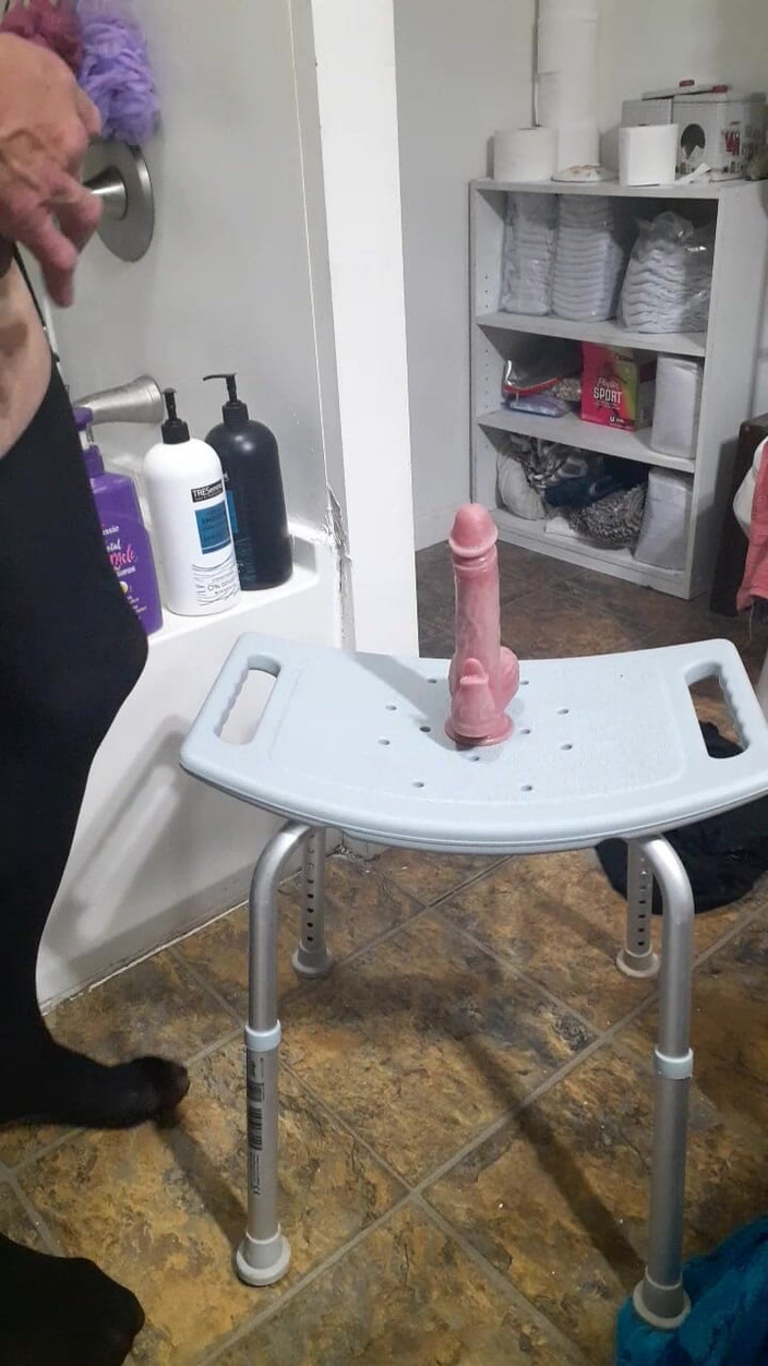 Crossdressers Cd Michelle wearing sexy lingerie: Cdmichelle试穿不同的衣服，然后开始骑乘假阳具，同时自慰