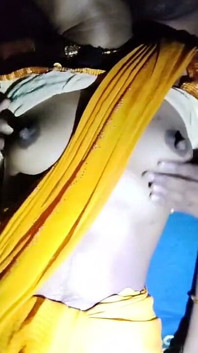 India panas Kamwali Bai bercinta dalam saree kuning