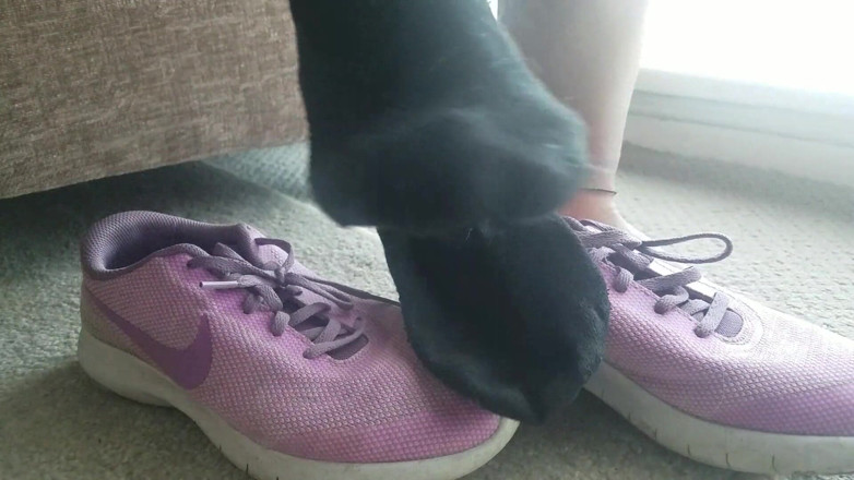 Footlicious3: Mi sono sputo sulle scarpe. Calzini neri puzzolenti, sporchi