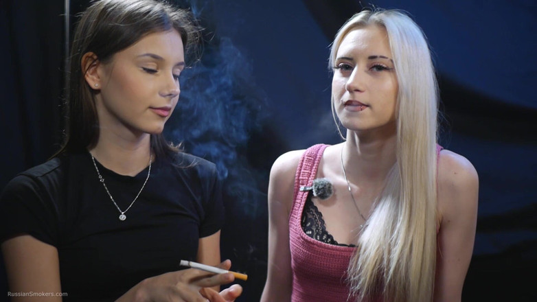 Russian Smokers: Две Девушки Делят Сигарету Во Время Медленной Интимной Сессии Курения