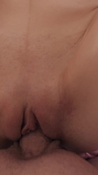 Adria Rae ve en yakın arkadaşı Rosalyn üçlü seks yapıyor ve döl değiştiriyor
