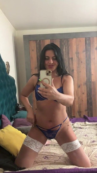 Perizoma e reggiseno provocano allo specchio - morbido, lento, seducente