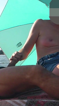 Blinkande min kuk framför alla på stranden och min styvdotter hjälper mig cumshot - riktigt sex riskabelt