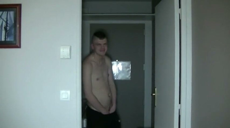 Gaybareback: Un beau jumelle bisexuel baise sans capote son meilleur ami