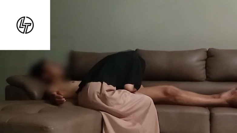 Famly sex: Sodara hidžáb se zastaví v domě, když tam nikdo není