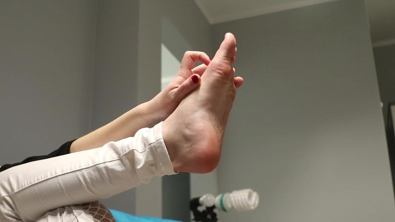 Anna Booty: Televizyon izlerken ayaklar oynuyor