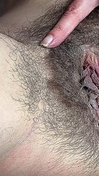 Chlupatá maminka pumpuje klitoris, velmi horké