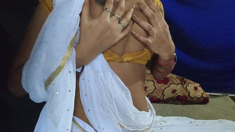 Hotpooja86900: Bermain solo oleh awek panas seksi sendiri menunjukkan buah dada