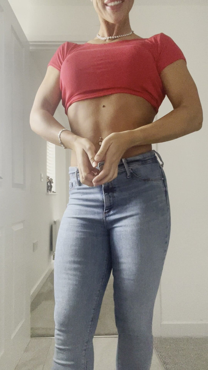 CALLIE ROKS: М'язи позують abs, мокра гаряча душова мокра футболка