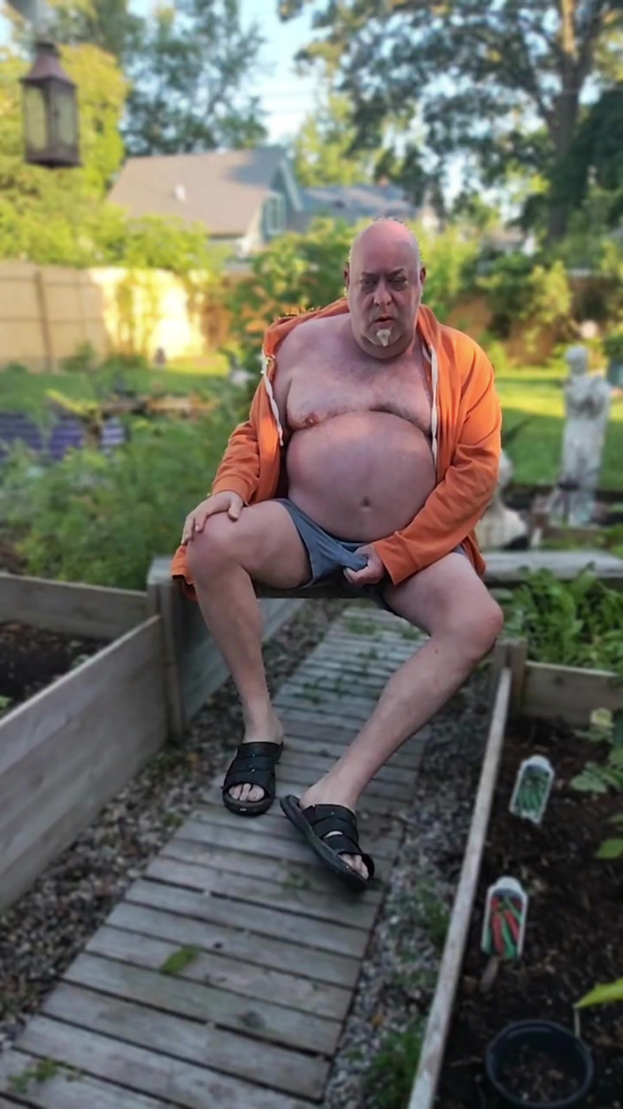 beardaddychub: Užívám si můj dvorek - nahý!