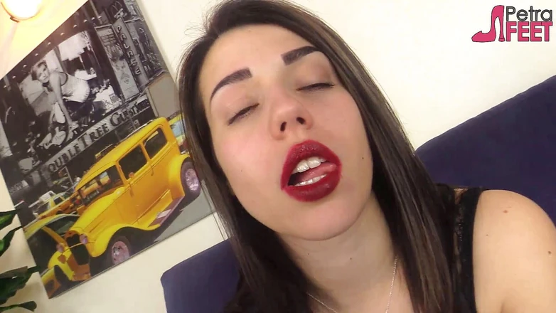 Smokin Fetish: La bella ragazza italiana fuma un sigaro da vicino