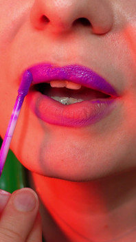 ASMR stuzzica lentamente il rossetto