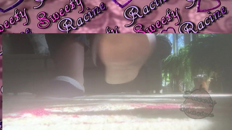 Sweety Racine: Giant SSBBW feet walking